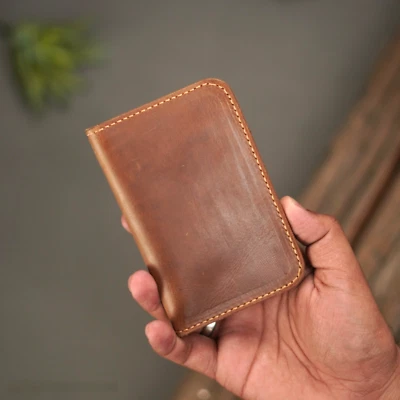 Cartera vertical plegable de cuero puro de grano completo hecha a mano genuina para hombre, delgada Foto 1 de 4