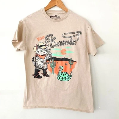 Camiseta Gráfica Sin Hilos "El Pawso" Gato Vaquero | Talla Mediana Foto 1 de 4