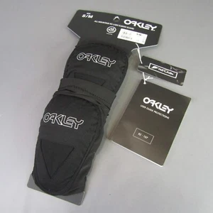 Oakley All Mountain RZ Labs protezione gomiti, blackout, S/M NUOVO $60 pastiglie - Foto 1 di 4