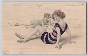 Cartolina antica da donna in costume da bagno francese spiaggia La Plage non spedita - Foto 1 di 2