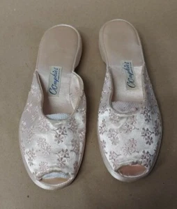 Oomphies Vintage Embroided Flowers Shoes/Slippers, Women's size 6m mAAC - Picture 1 of 5