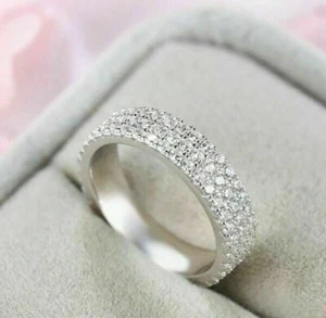 Banda de boda eterna de diamantes de corte redondo simulada de 2 quilates enchapada en oro blanco 14 K - Imagen 1 de 5
