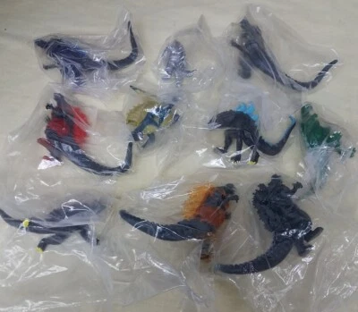 LOTE DE 10 FIGURAS GASHAPON KAIJU ARDIENDO FUSIÓN GODZILLA MINI Envuelto Gatchapon Foto 1 de 4