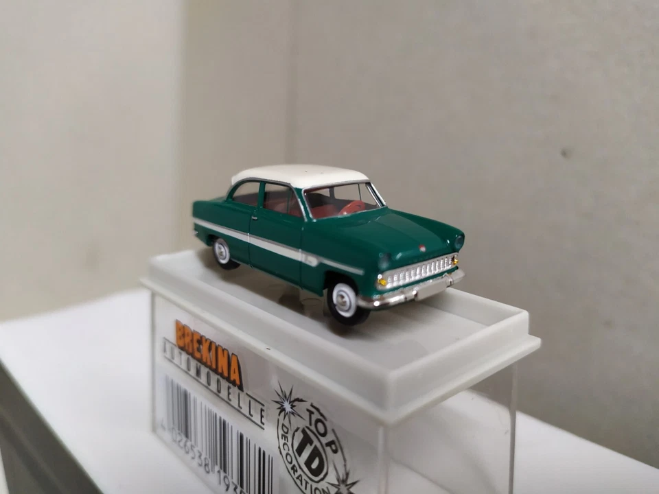 Ford 12 M . Verde y blanco . Brekina 19307 . Escala 1/87 - Imagen 1 de 4