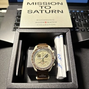 SWATCH x OMEGA MOONSWATCH Mission to Saturn - MISSIONE SATURNO Speedmaster NEW - Imagen 1 de 2