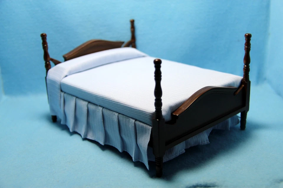 Кукольный домик миниатюрная двуспальная кровать из ореха с синей тканью постельное белье ~ CLA10087 - Изображение 1 из 1