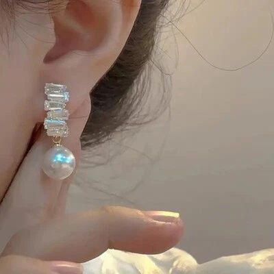 Elegantes pendientes colgantes de perlas de imitación y circonitas cúbicas de inspiración francesa - Lujosos Foto 1 de 4