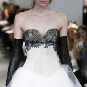 Vestido de novia Vera Wang blanco y negro sin tirantes - Imagen 1 de 4