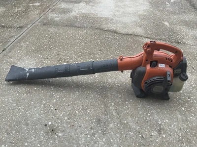 Soplador de hojas portátil de gas Husqvarna 125B 28 cc 2 ciclos 470-CFM 170 MPH (HERRAMIENTA DESNUDA Foto 1 de 4