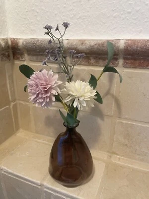 Gesteck mit Kunstblumen in einer Glasvase Tisch Deko Flieder Lila Weiß Grün - Bild 1 von 3