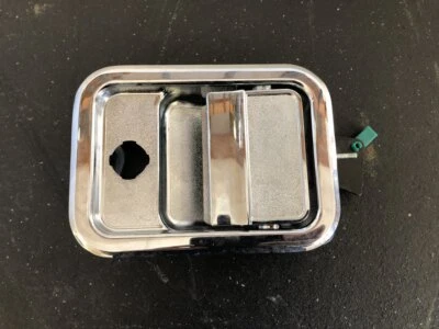 FREIGHTLINER COLUMBIA 120 - CROMO Manija de puerta de conductor OEM# A1842228000 Foto 1 de 4