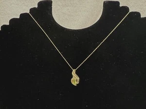 10K Yellow Gold 18" long chain with 1/2" peridot pendant, 2.1 Grams, Pre-Owned - Picture 1 of 10