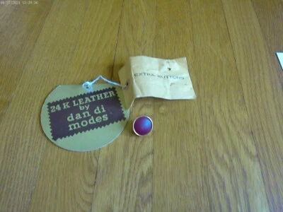 Abrigo de cuero Dan Di Modes vintage botón de reemplazo solo un botón rojo dorado Foto 1 de 4