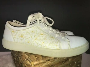 Hotter SZ 7 women's sneaker Leather Beautiful design flowers SZ 7 - Picture 1 of 4