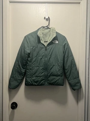 Chaqueta reversible verde juvenil mediana 10 The North Face para niñas Foto 1 de 4