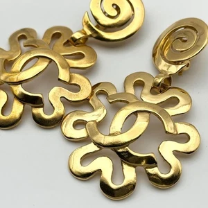 CHANEL Vintage Ohrringe Rund Swing Coco Logo Blumenmotiv 95P Gold Plättchen - Bild 1 von 7