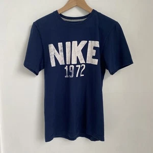 Maglia Nike Uomo Standard Fit "1972" Grafica Navy Manica Corta Tg S - Foto 1 di 5