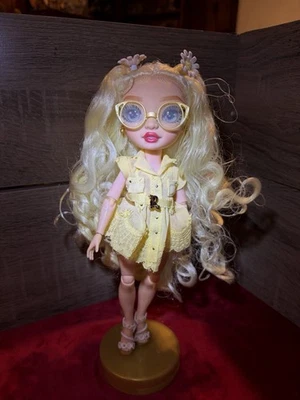 Rainbow High Delilah Fields - Muñeca de moda amarilla Buttercup con albinismo y... Foto 1 de 4