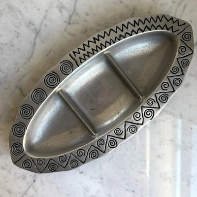 Bandeja de servir dividida Wilton Armetale – 13,5" prato de liga de alumínio espiral geo - Imagem 1 de 4