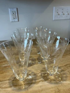 8 geätzte Glas Weingläser mit Fuß - 1 hat kleinen Chip auf Sockel - Bild 1 von 3