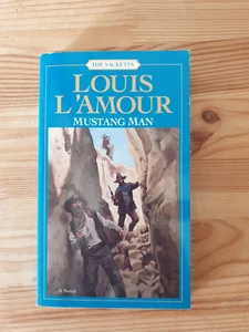 Book Pocket - Louis l'amour - Mustang Man - English Edition - Foto 1 di 3