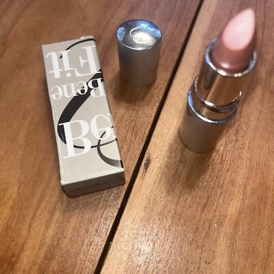 Lápiz labial Benefit But Officer Foto 1 de 2