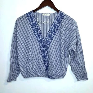 Chloe & Katie Blue Striped Embroidered Top Size Medium - Bild 1 von 10