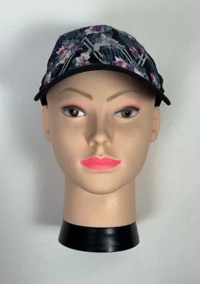 Gorra Fila para mujer usada en excelente estado multicolor y negra floral talla única Foto 1 de 4