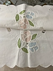 VINTAGE WHITE COTTON TABLE RUNNER APPLIQUE EMROIDERY FLORAL DESIGN ~19" x 13.5" - Picture 1 of 2