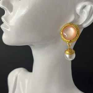 Pendientes colgantes colgantes de imitación perla rosa lunar lucita en tono oro mate - Imagen 1 de 6