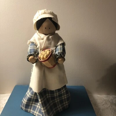 Muñeca de campo hecha a mano decorativa azul a cuadros vestido blanco gorro cesta Foto 1 de 4