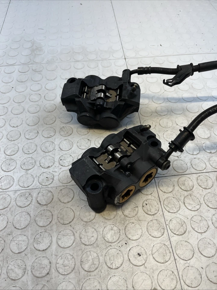 Juego de pinzas de freno delanteras Yamaha YZF - R6R 2006 - 2007 par OEM Foto 1 de 4