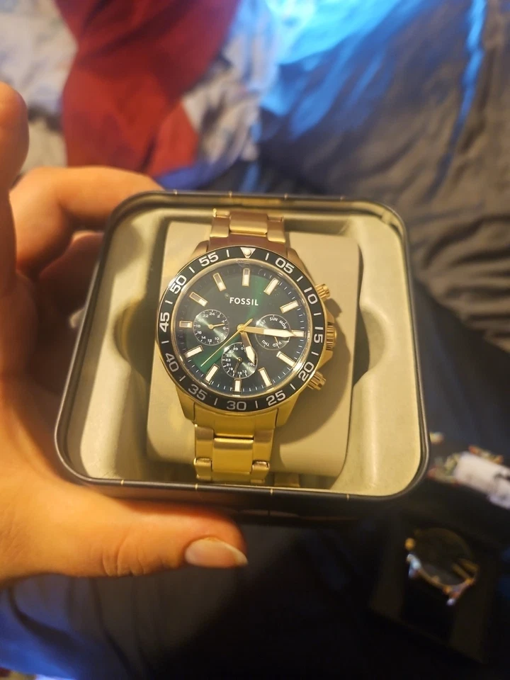 Reloj Fossil para hombre con correa dorada y cara y bordes verde oscuro Foto 1 de 4