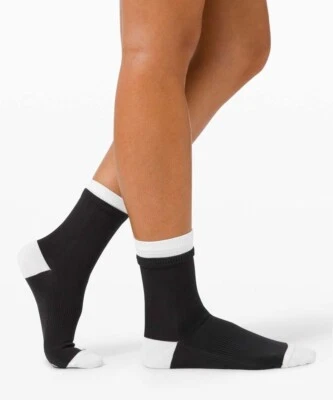 Par único de calcetines Step To It para mujer Lululemon, S/M negros nuevos con etiquetas Foto 1 de 4