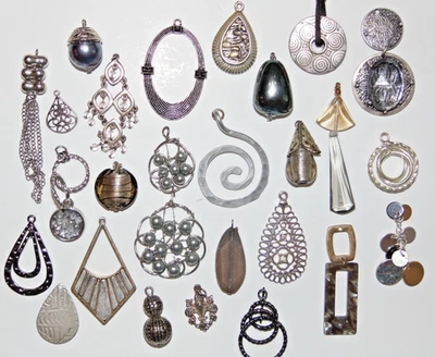 Lote de 25 Dijes/Colgantes Color GRIS Y PLATA Diseño Joyería Artesanal Vintage-Mod Foto 1 de 4