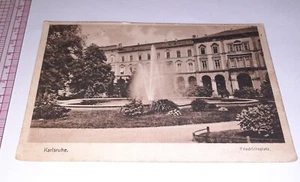 Alte AK Karlsruhe Friedrichsplatz 1917 gelaufen Häuser Brunnen Postkarte (5226) - Bild 1 von 2