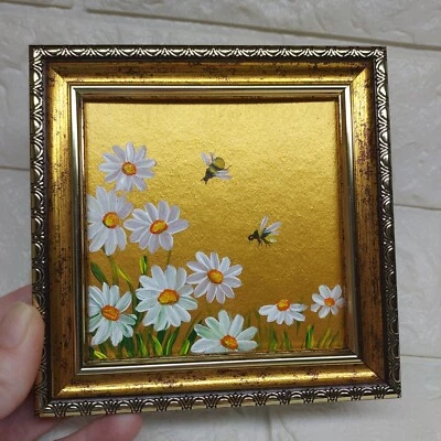 Pintura de abeja abejorro en margaritas arte en miniatura abeja insectos arte enmarcado en oro Foto 1 de 4