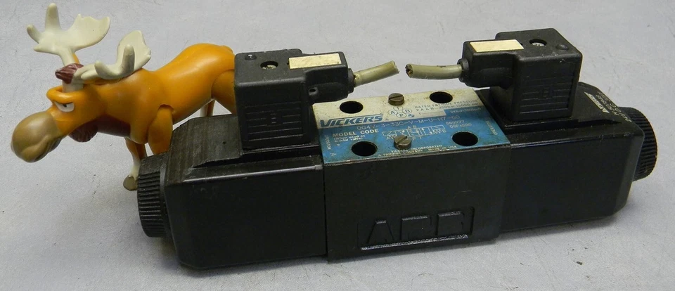Vickers DG4V-3-33C-V-M-U-H7-60 定向控制阀 4 路 D03 24 伏直流线圈 — 第 1/4 张图片