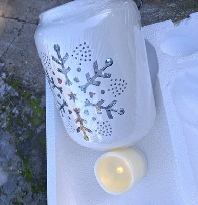 Lanterna de cerámica con vela LED con recortes de copo de nieve Foto 1 de 4