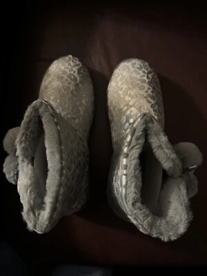 Botín Zapatilla Avon Estampado Lámina Damas NUEVO CON ETIQUETAS TALLA L 9-10 Gris Estampado Leopardo Foto 1 de 4