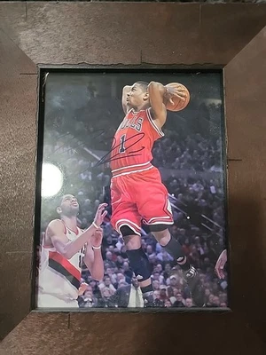 8x10 En Persona Derrick Rose ENORME Dark Bulls V Blazers Imagen Enmarcada Automática Foto 1 de 4