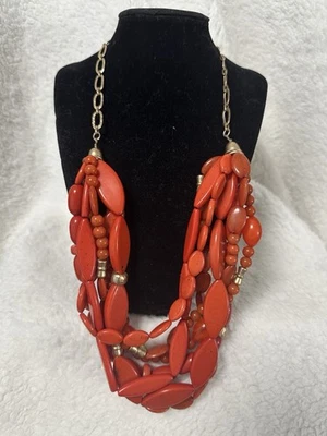 Collar Chico's 26" Coral Lucite Multicapa Tono Dorado Foto 1 de 4