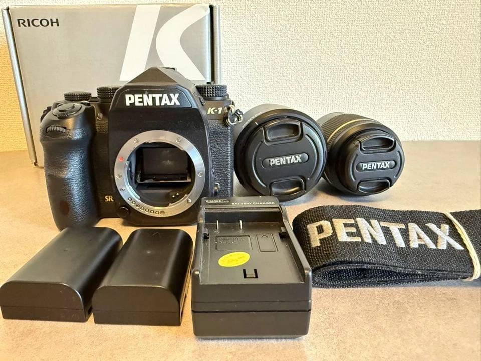 Cámara de fotograma completo Pentax K-1 DSLR con 2 lentes, LCD inclinable, 2 baterías, caja Foto 1 de 4