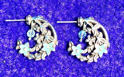 BRINCOS BRIGHTON SECRET GARDEN FLORA ESMALTE FLOR AZUL + SWAROVSKI CRYS MUITO BOM ESTADO +✨VITG - Imagem 1 de 4