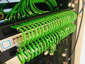 Peigne organisateur de câble rack serveur 24 trous CAT6 (6,2 mm) - NOIR - Photo 1/5