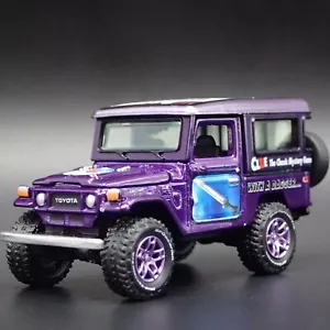 1960-1984 TOYOTA Terra Cruiser FJ40 Indizio Mistero 1/64 Scala Modellino Auto - Foto 1 di 7