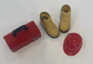 Lote de 3 Barbie Ken Like Muñeca Trabajador Accesorios Zapatos Sombrero Duro Caja de Herramientas - Imagen 1 de 5