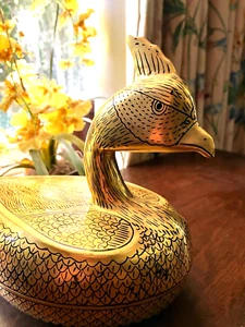 HANDGEFERTIGTE, GROSSE, VINTAGE BURMESISCHE LACKWAREN PFAUENBOX, SCHWARZ UND VERGOLDET - Bild 1 von 12