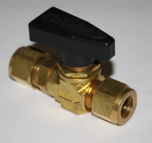 !/2 Tube Brass Two Way Ball Valve (1500 Psi) SSP Flolok 322-B - Picture 1 of 3