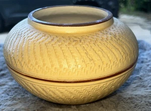 Made in Vietnam, Handarbeit Keramik, runder Übertopf geflochten gestreift bemalt Rand Eiche - Bild 1 von 11